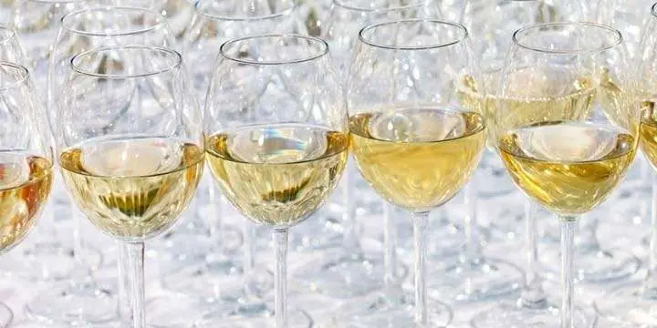 glass-drink-white-wine-on-buffet-outdoor-party