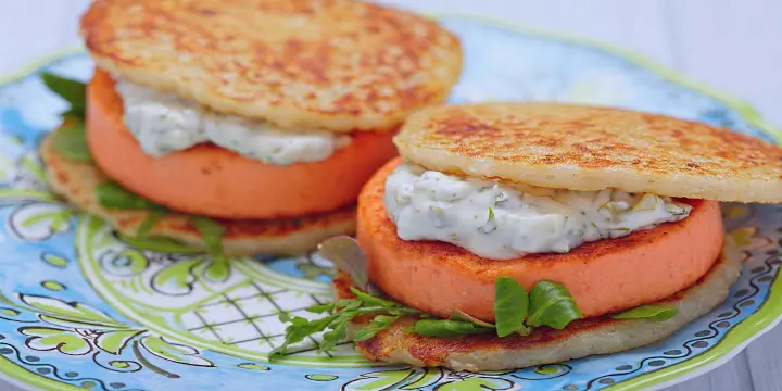 Läcker laxburgare, potatiskaka och fetaosttzatziki med ett härligt bourgognevin 6 laxburgafront