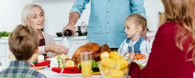 föräldrar som dricker - bar och vuxna har middag