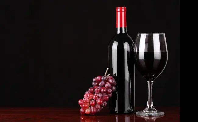bordeaux-druvor-druvklase-rott-vin-i-glas-och-flaska