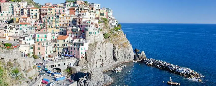 sardinen omslagsbild med vy över stad och hav