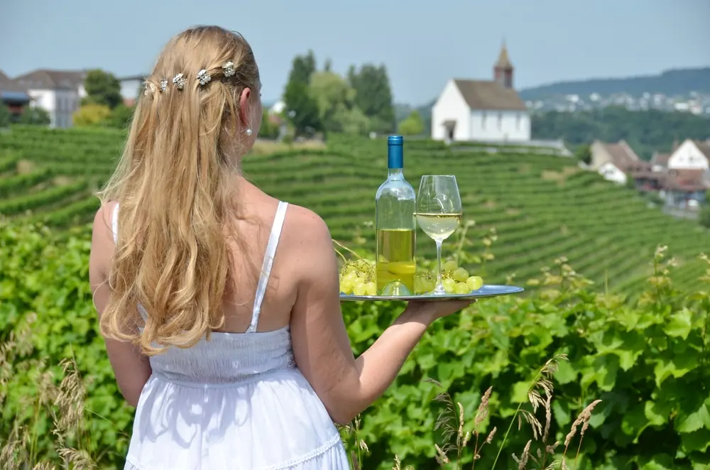 girl-holding-wine-and-grapes-on-the-plate-vineyards-of-rheinau