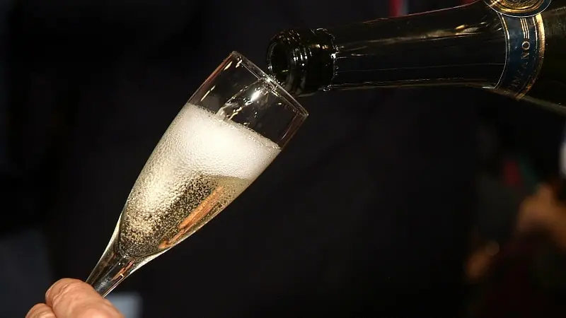 cava - omslag med flaska och glas